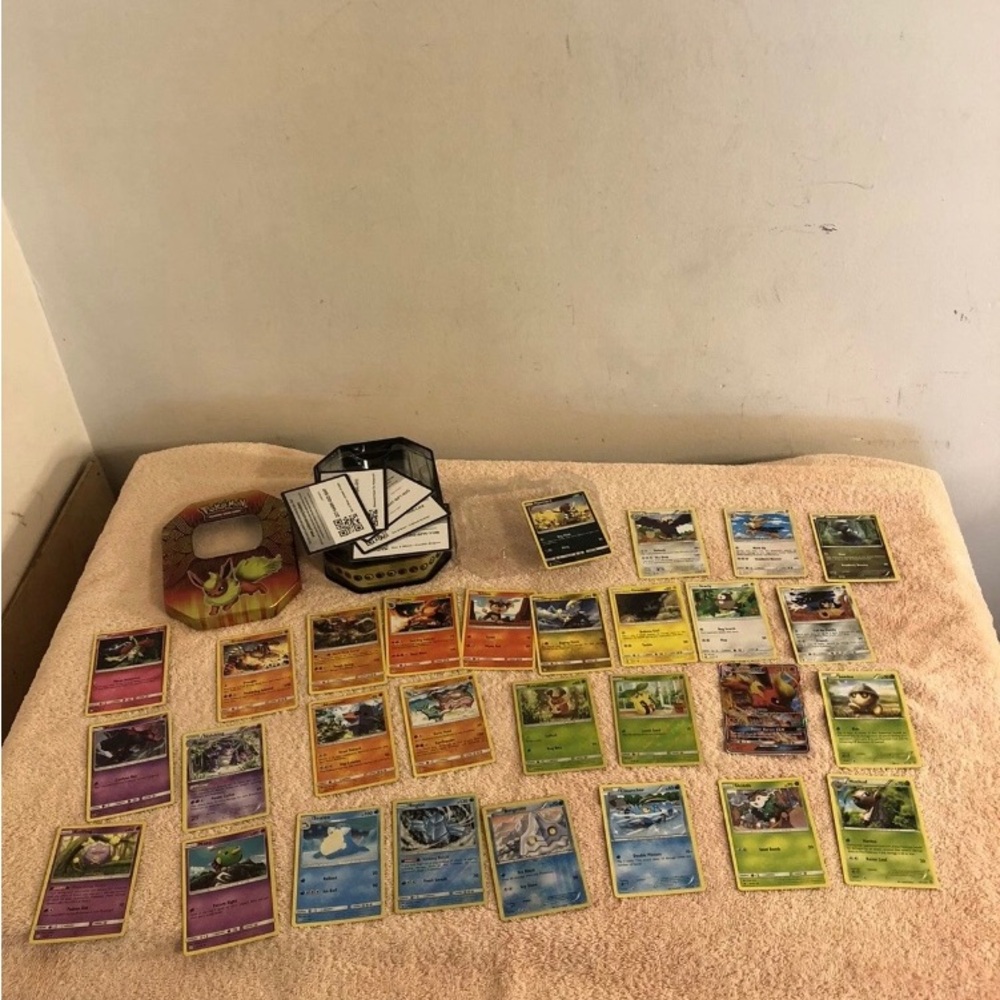 Pokémon Trading Cards Game in Tin 29 Cards 5 Online Redeem Cards